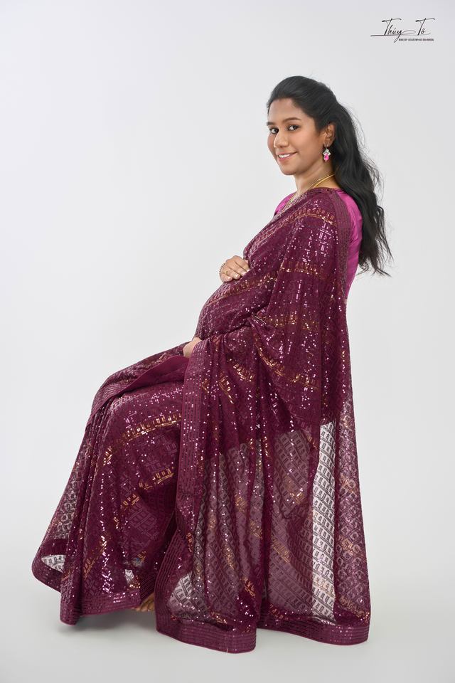 Mom trong sari đỏ mận, dáng ngồi xoè váy
