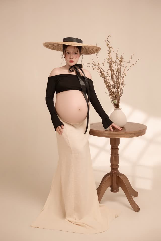 Concept nón lá và bàn gỗ