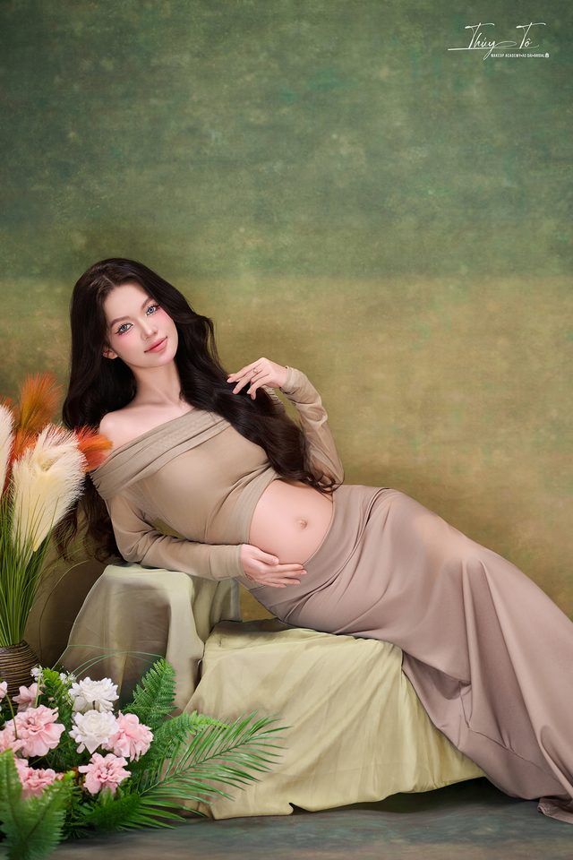 Mom ngả người bên bục hoa, concept lụa be