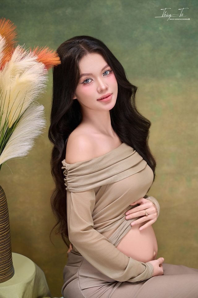 Mom ôm bụng bên nhành cỏ lau cam
