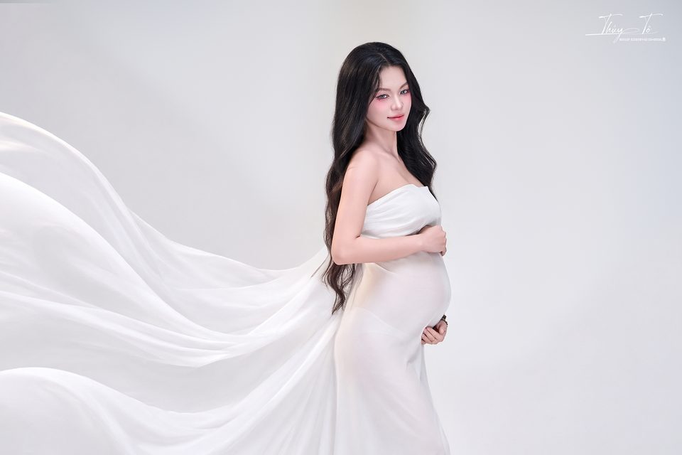 Khung ngang — dải voan trắng trải dài quanh Mom