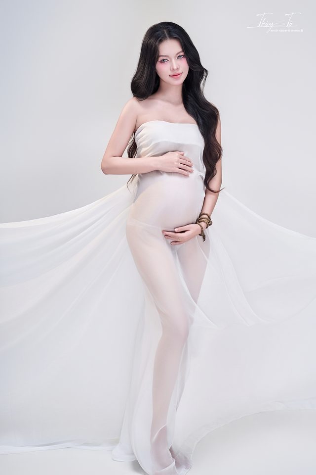 Mom ôm bụng, voan trắng bay nhẹ