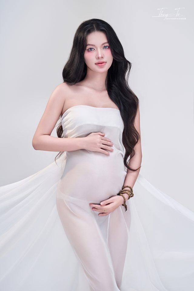 Mom trong váy trắng quây, nền sáng