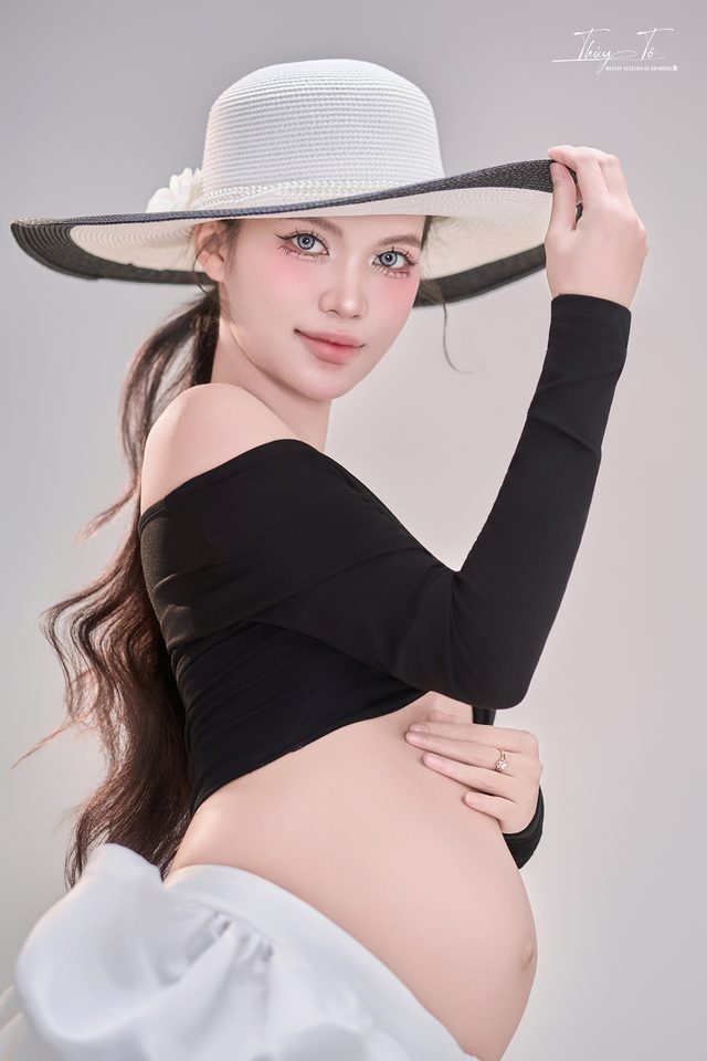 Mom đội mũ vành rộng, concept đen