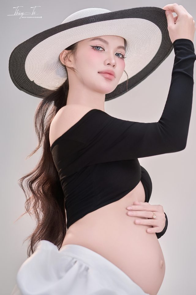 Mom nâng vành mũ, concept đen