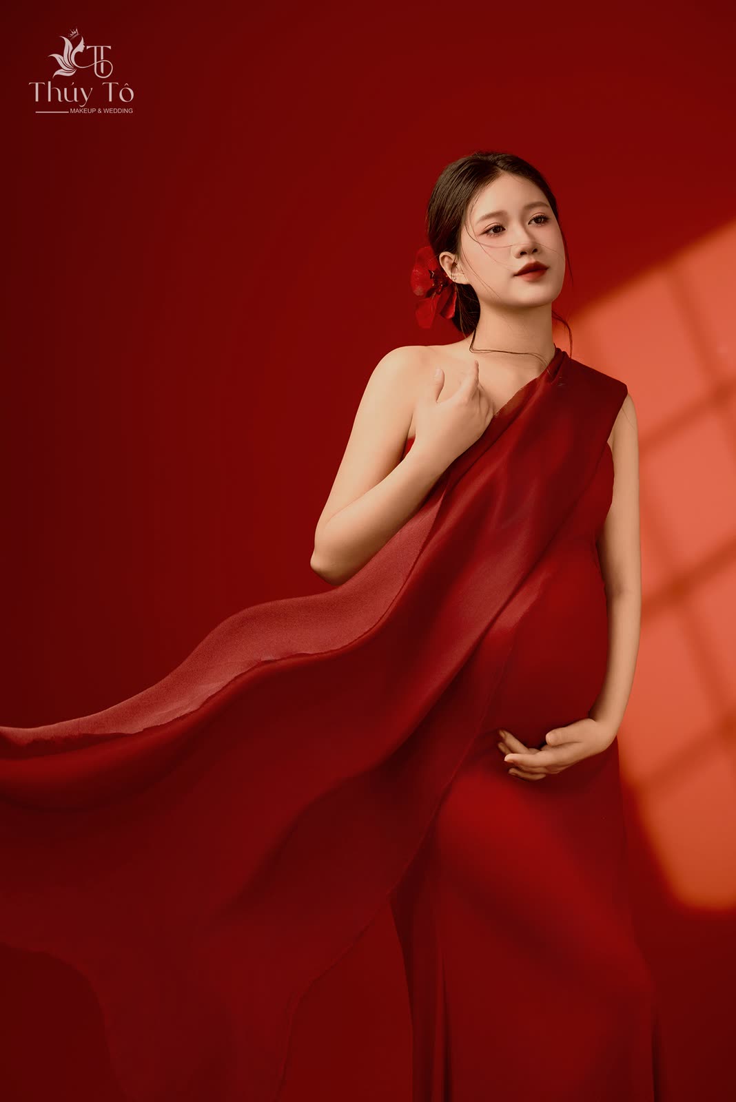 Concept lụa đỏ, ánh nắng xuyên rèm