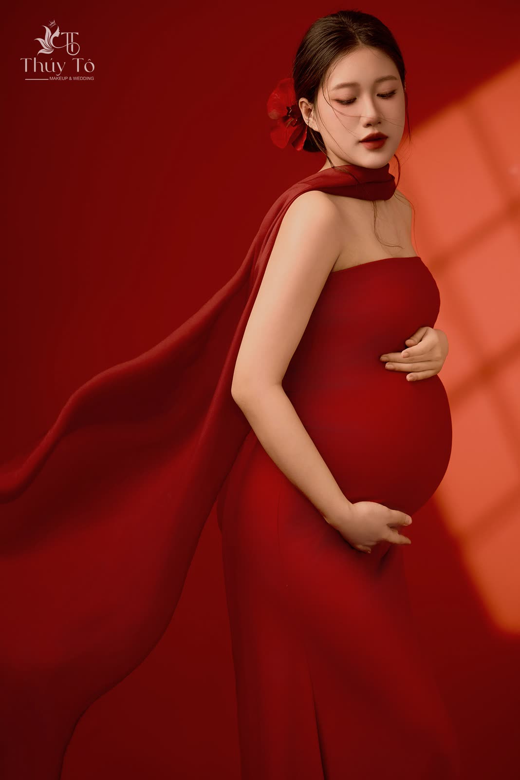 Mom bầu trong concept lụa đỏ tại Thúy Tô Studio
