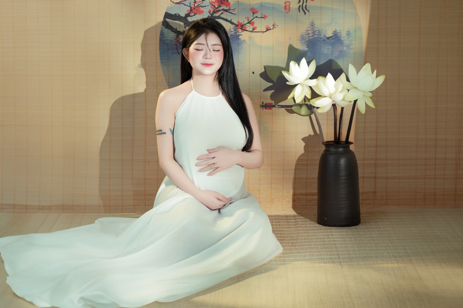 Concept áo dài truyền thống cùng bình sen