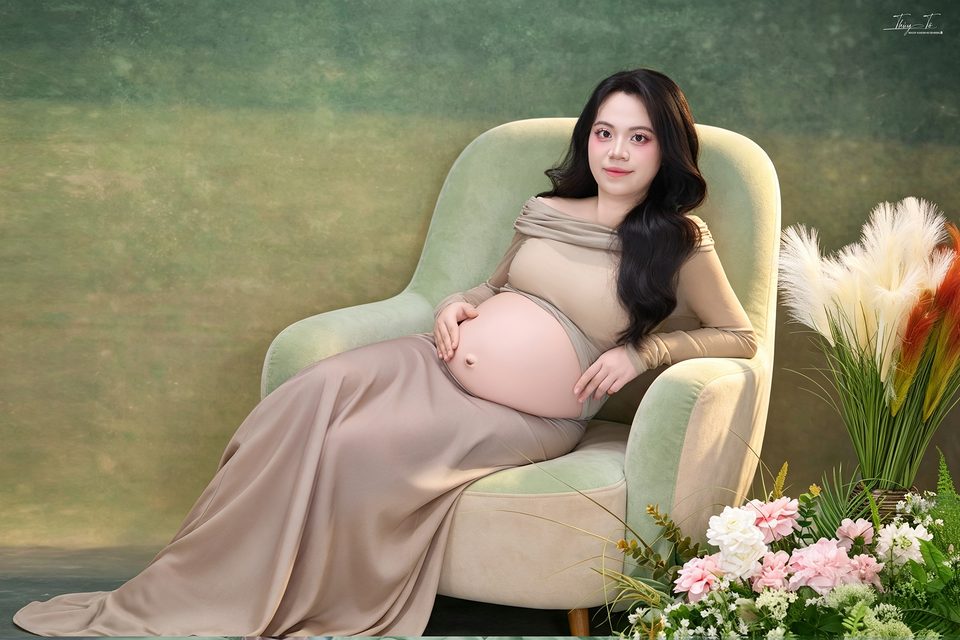 Khung ngang — Mom ngả lưng trên ghế sofa xanh