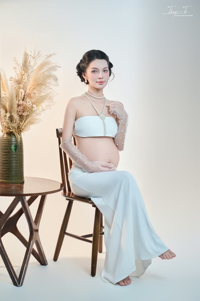 Mom trong bộ ảnh Siêu mẫu Bầu tại Thúy Tô Studio