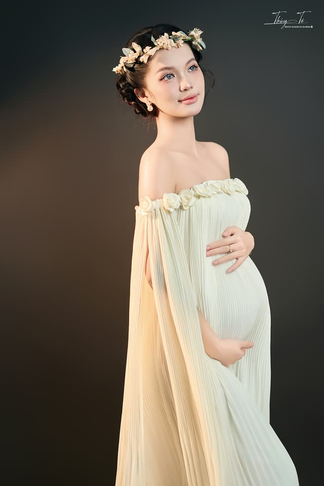 Mom trong bộ ảnh Siêu mẫu Bầu tại Thúy Tô Studio