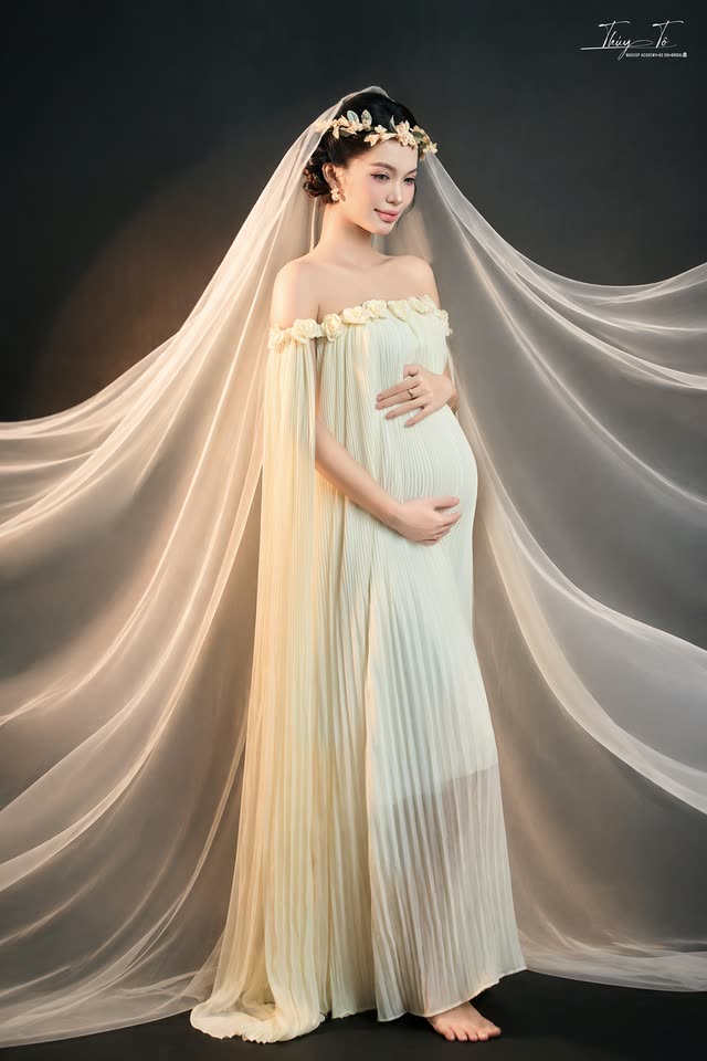 Mom trong bộ ảnh Siêu mẫu Bầu tại Thúy Tô Studio