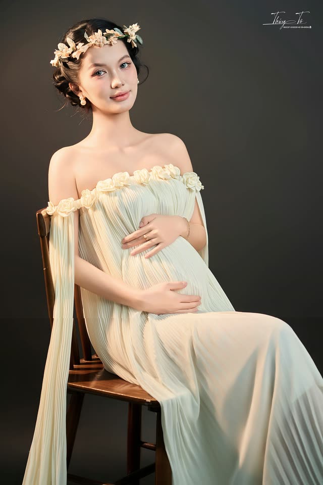 Mom trong bộ ảnh Siêu mẫu Bầu tại Thúy Tô Studio
