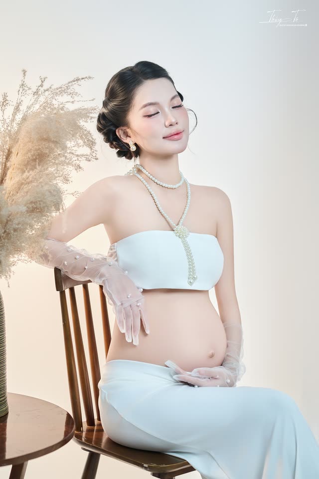 Mom trong bộ ảnh Siêu mẫu Bầu tại Thúy Tô Studio