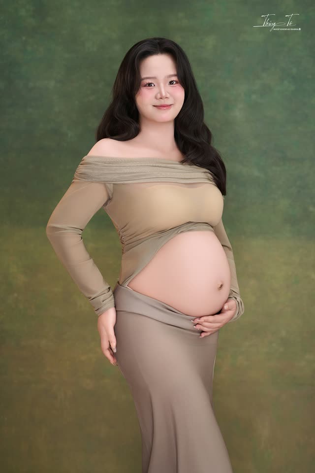 Mom cùng gia đình trong concept lụa be