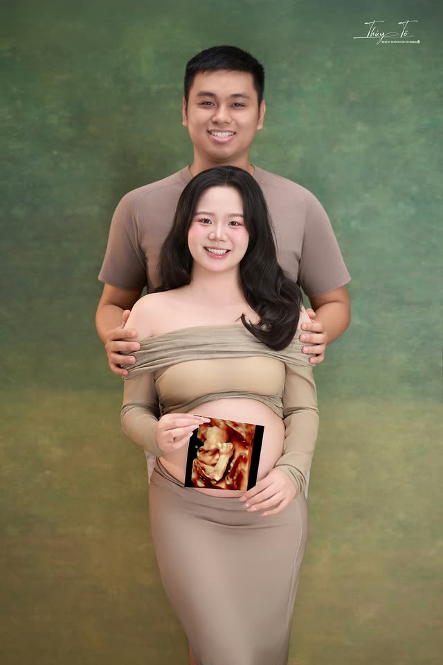 Mom cùng gia đình trong concept lụa be