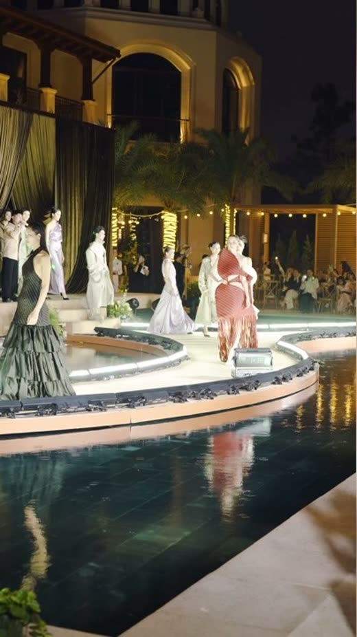 Show NTK Phan Đăng Hoàng — sàn diễn bên hồ bơi