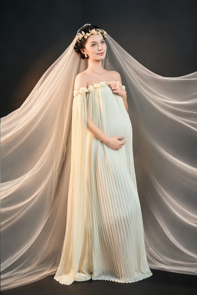 Mom trong váy voan kem cùng vòng hoa đội đầu — Thúy Tô Studio