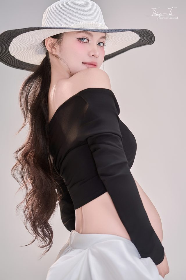 Mom nghiêng người dưới vành mũ rộng — Thúy Tô Studio