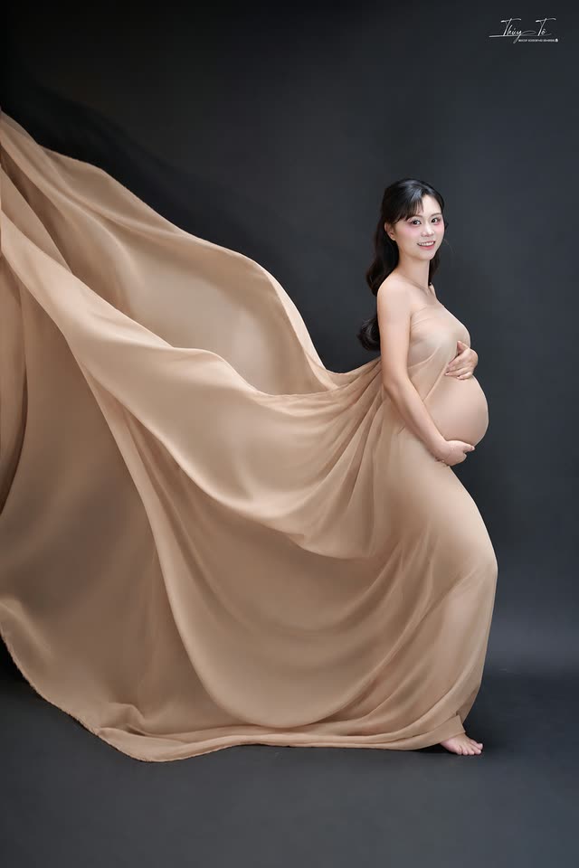KHOẢNH KHẮC — concept voan nâu bay, nền tối tại Thúy Tô Studio