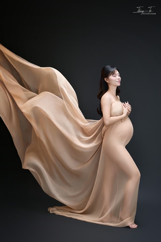 KHOẢNH KHẮC — concept voan nâu bay, nền tối tại Thúy Tô Studio