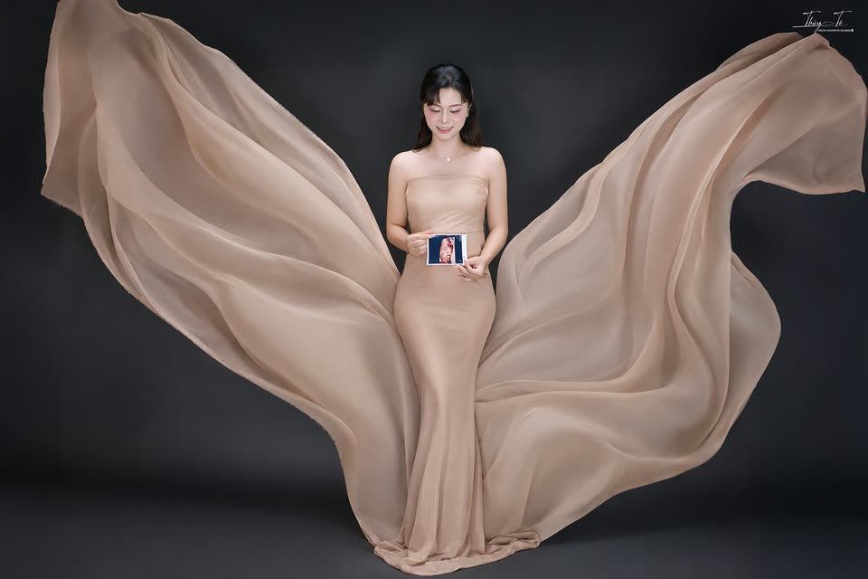 KHOẢNH KHẮC — concept voan nâu bay, nền tối tại Thúy Tô Studio