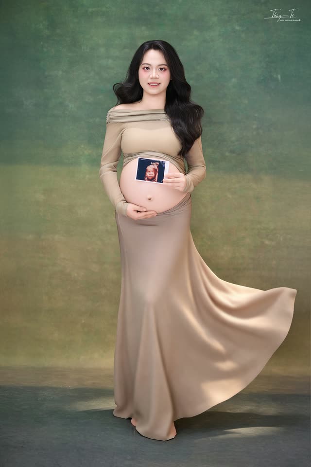 KHOẢNH KHẮC — concept đầm taupe, nền xanh rêu tại Thúy Tô Studio