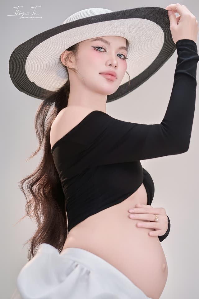 KỶ NIỆM — concept mũ vành rộng, áo đen tại Thúy Tô Studio