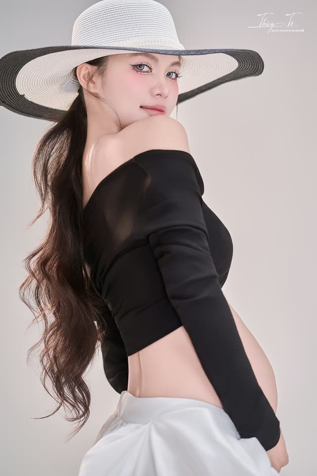 KỶ NIỆM — concept mũ vành rộng, áo đen tại Thúy Tô Studio