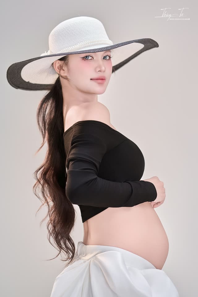 KỶ NIỆM — concept mũ vành rộng, áo đen tại Thúy Tô Studio