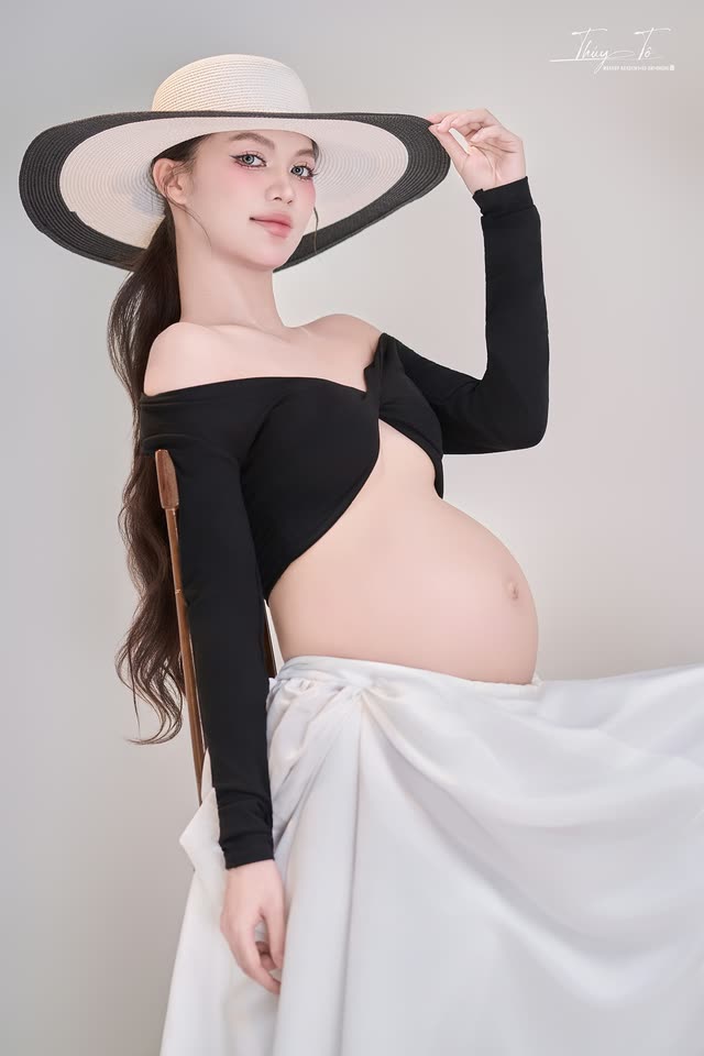 KỶ NIỆM — concept mũ vành rộng, áo đen tại Thúy Tô Studio