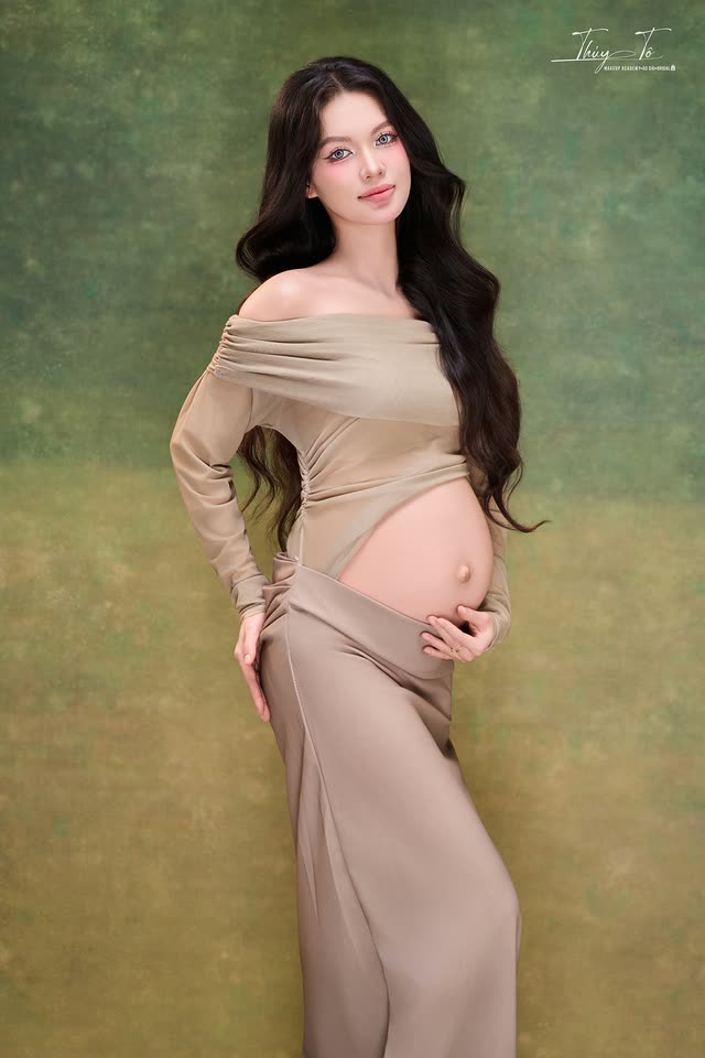 KỶ NIỆM — concept đầm taupe, nền xanh rêu tại Thúy Tô Studio