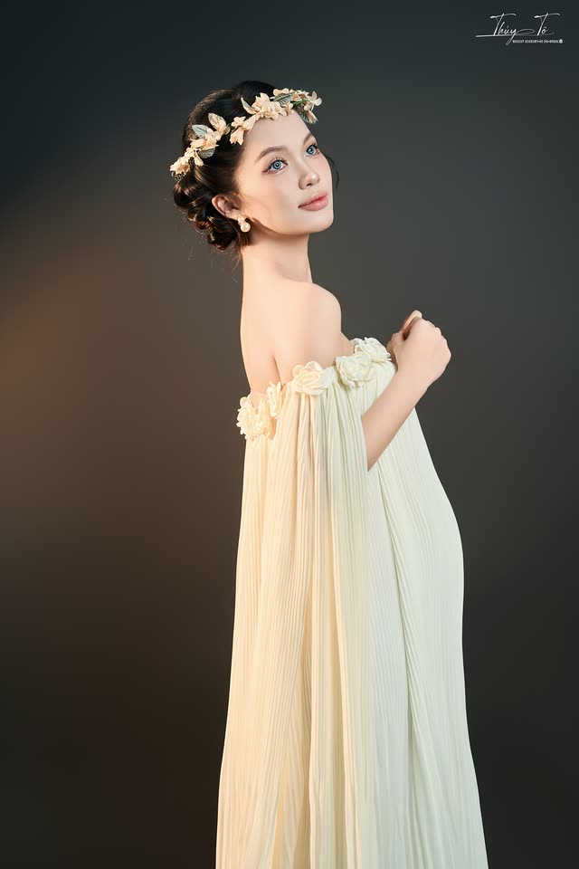 KỶ NIỆM — concept đầm kem xếp ly, vòng hoa tại Thúy Tô Studio