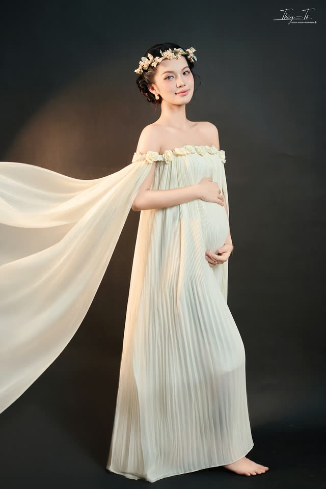 KỶ NIỆM — concept đầm kem xếp ly, vòng hoa tại Thúy Tô Studio