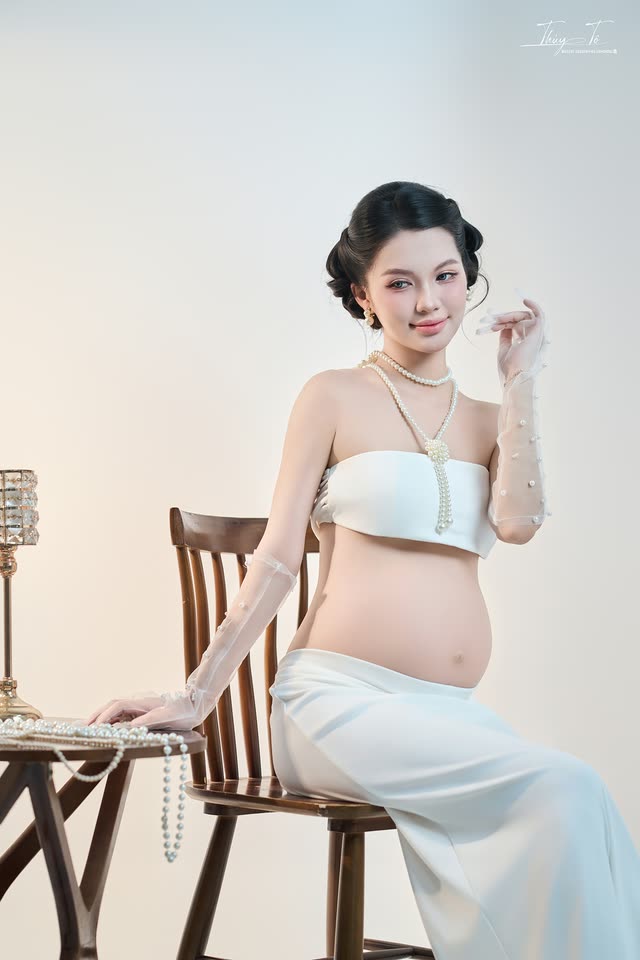 KỶ NIỆM — concept trắng ngà, ghế gỗ & cỏ lau tại Thúy Tô Studio