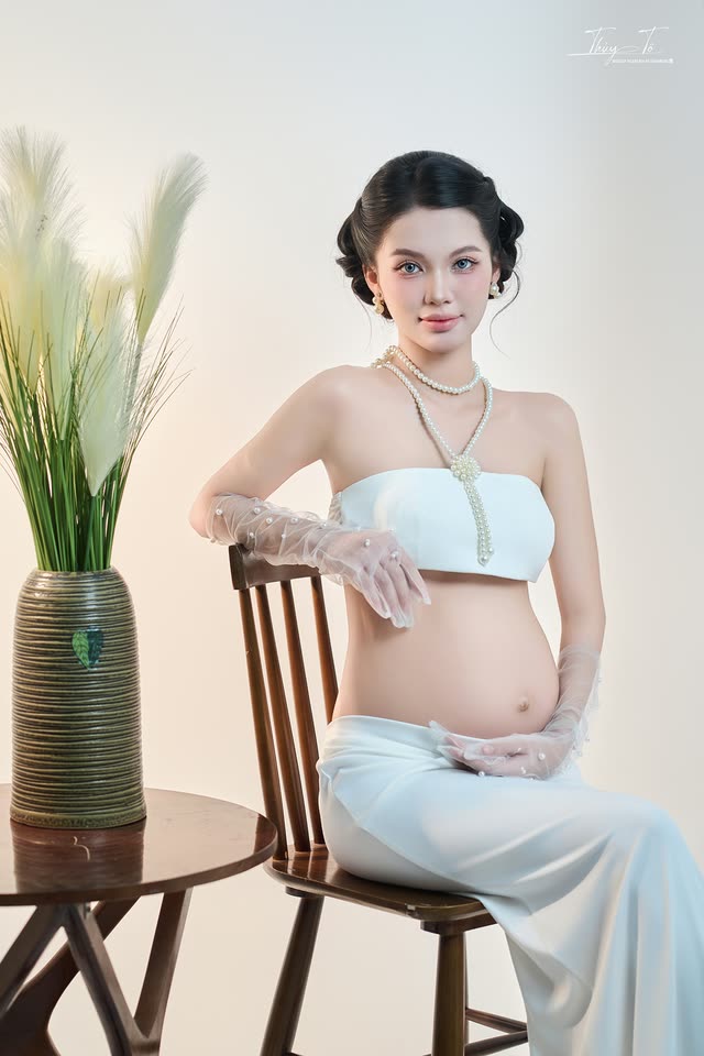 KỶ NIỆM — concept trắng ngà, ghế gỗ & cỏ lau tại Thúy Tô Studio