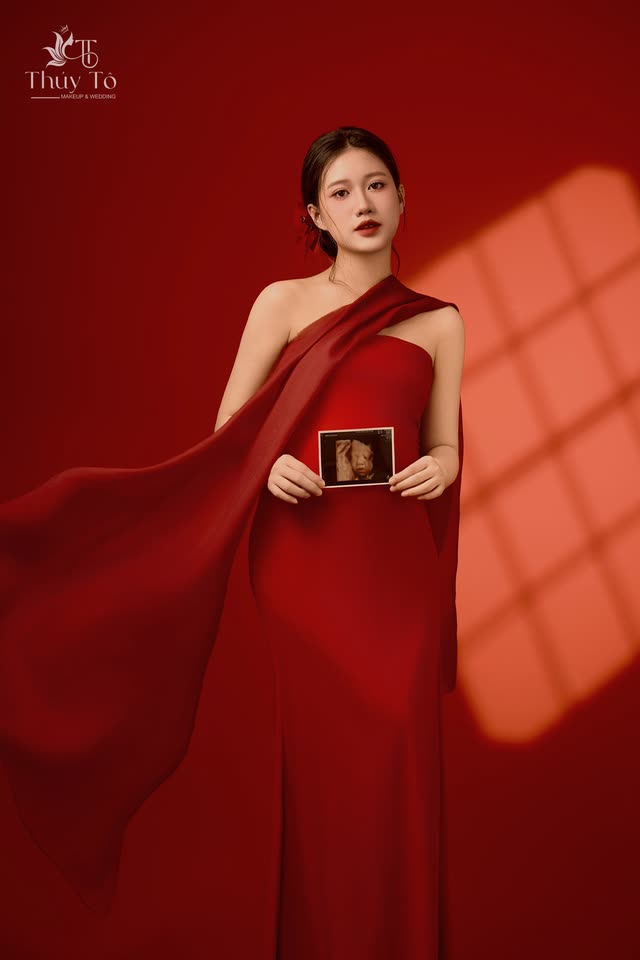 CÂU CHUYỆN — concept lụa đỏ, nắng xiên qua rèm tại Thúy Tô Studio