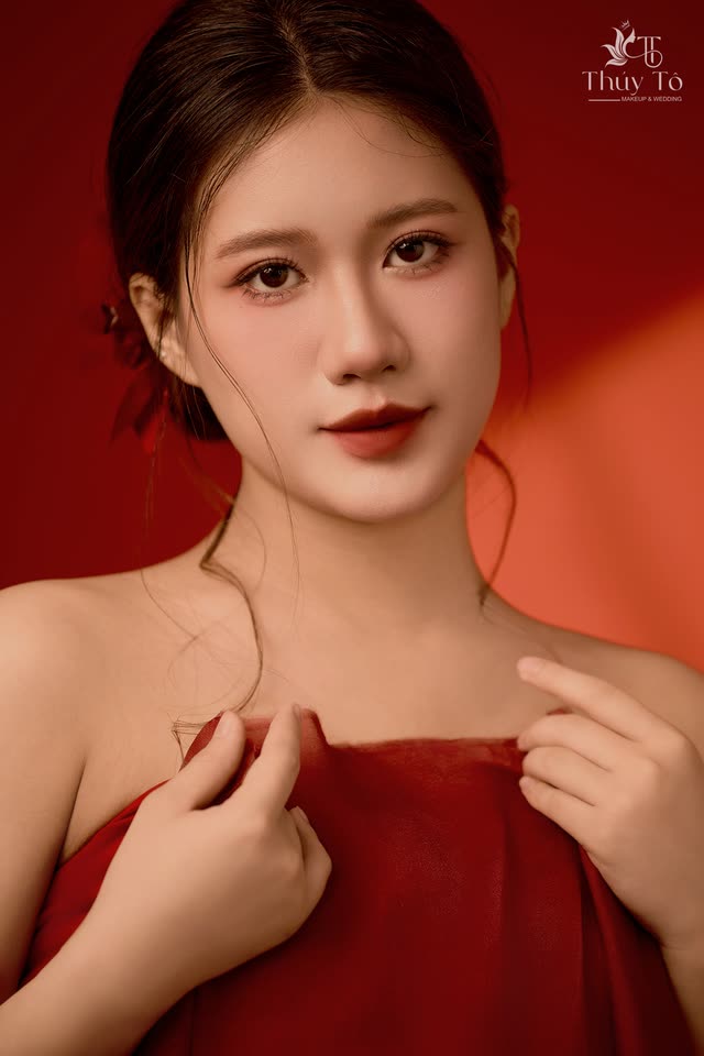 CÂU CHUYỆN — concept lụa đỏ, nắng xiên qua rèm tại Thúy Tô Studio