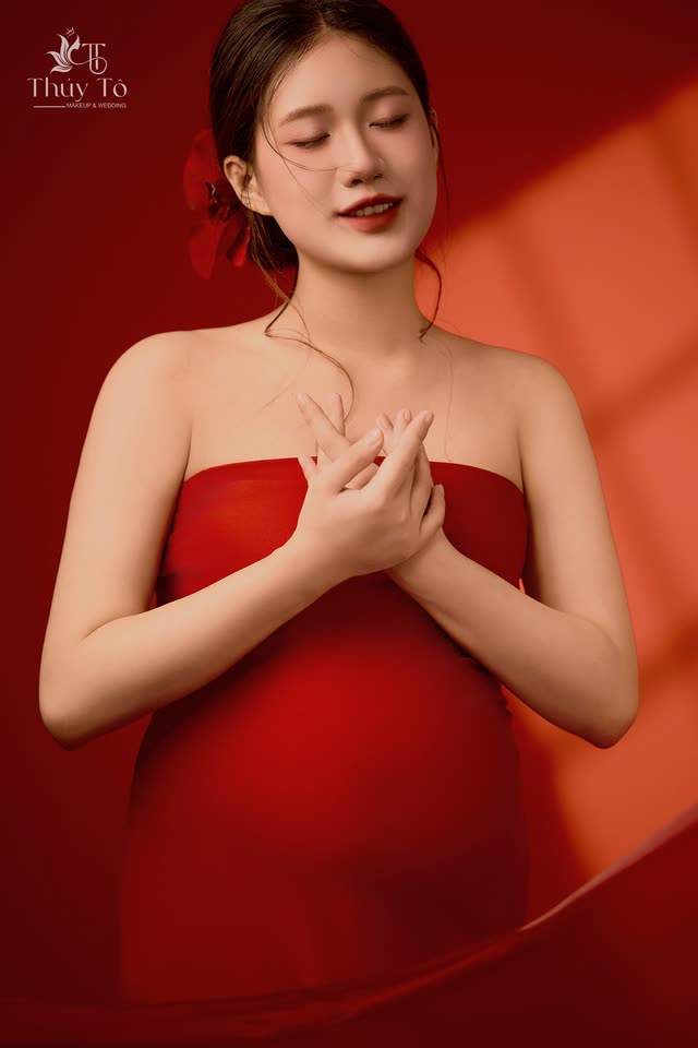 VĨNH CỬU — concept lụa đỏ, ánh nắng xiên tại Thúy Tô Studio