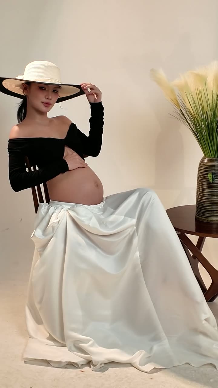 Concept đen cùng mũ vành rộng