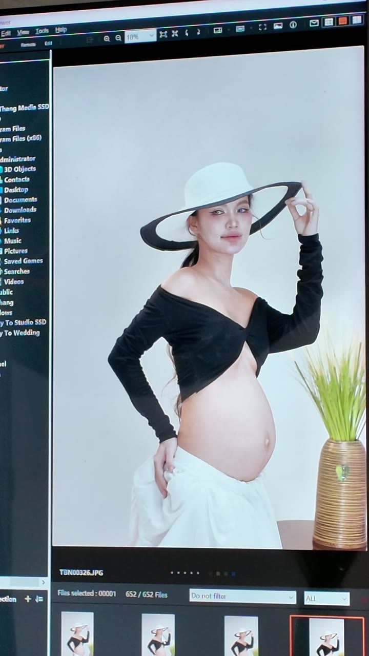 Hậu trường concept đen và mũ vành rộng
