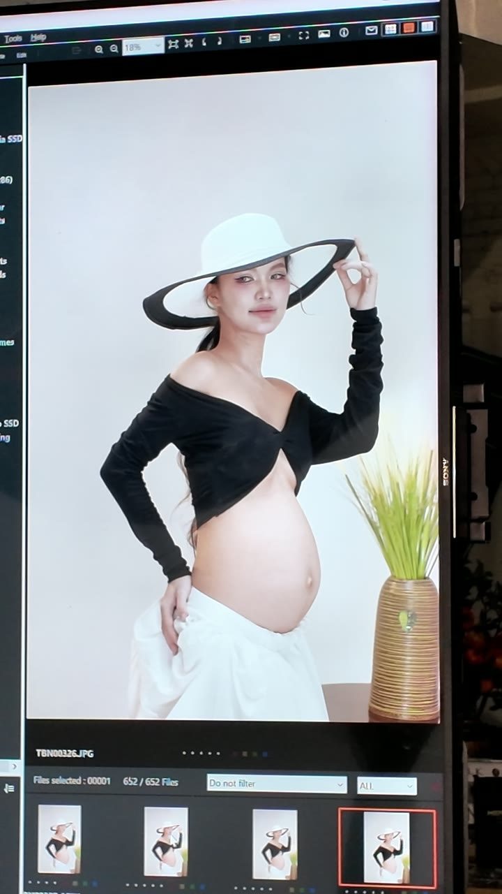 Mom và chiếc mũ vành rộng