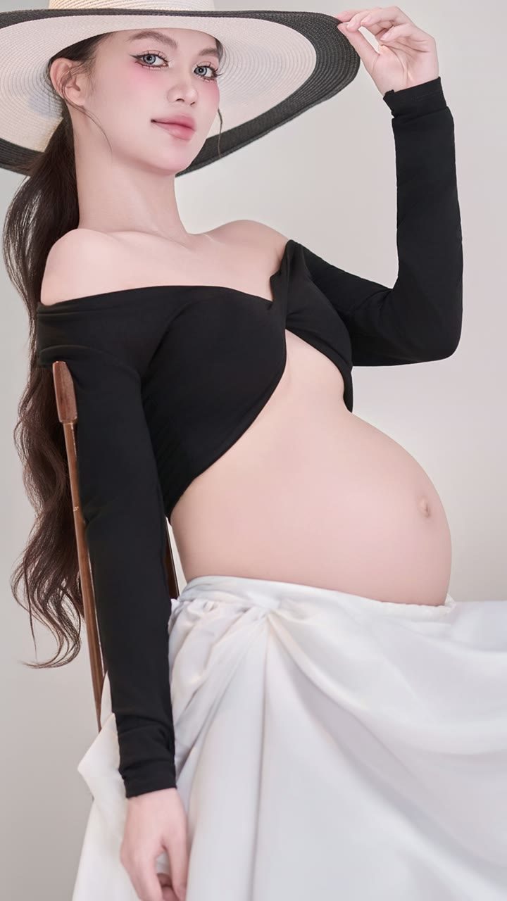 13 giây concept đen và mũ vành rộng