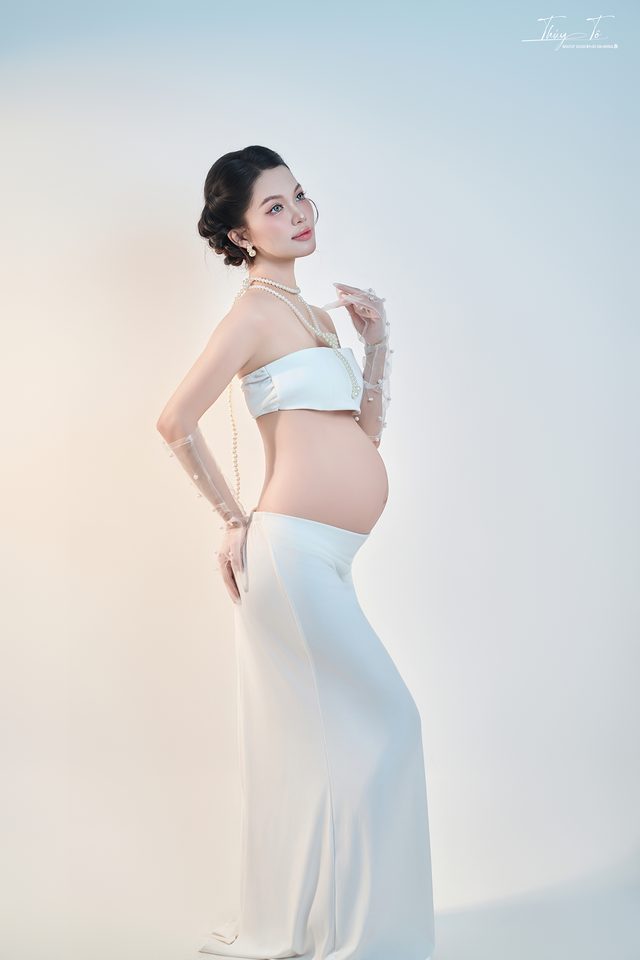 Mom trong bộ ảnh Siêu mẫu Bầu tại Thúy Tô Studio