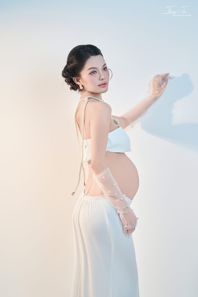 Mom trong bộ ảnh Siêu mẫu Bầu tại Thúy Tô Studio