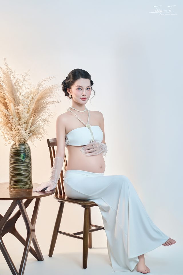 Mom trong bộ ảnh Siêu mẫu Bầu tại Thúy Tô Studio