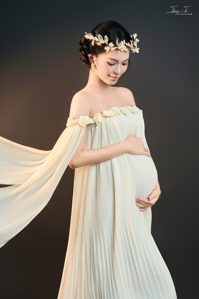 Mom trong bộ ảnh Siêu mẫu Bầu tại Thúy Tô Studio