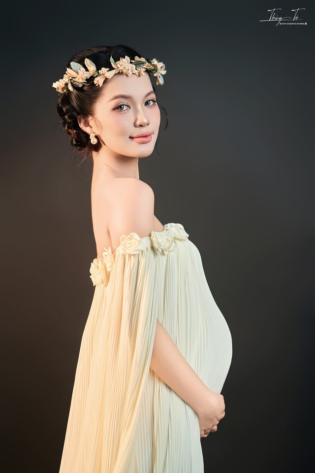 Mom trong bộ ảnh Siêu mẫu Bầu tại Thúy Tô Studio
