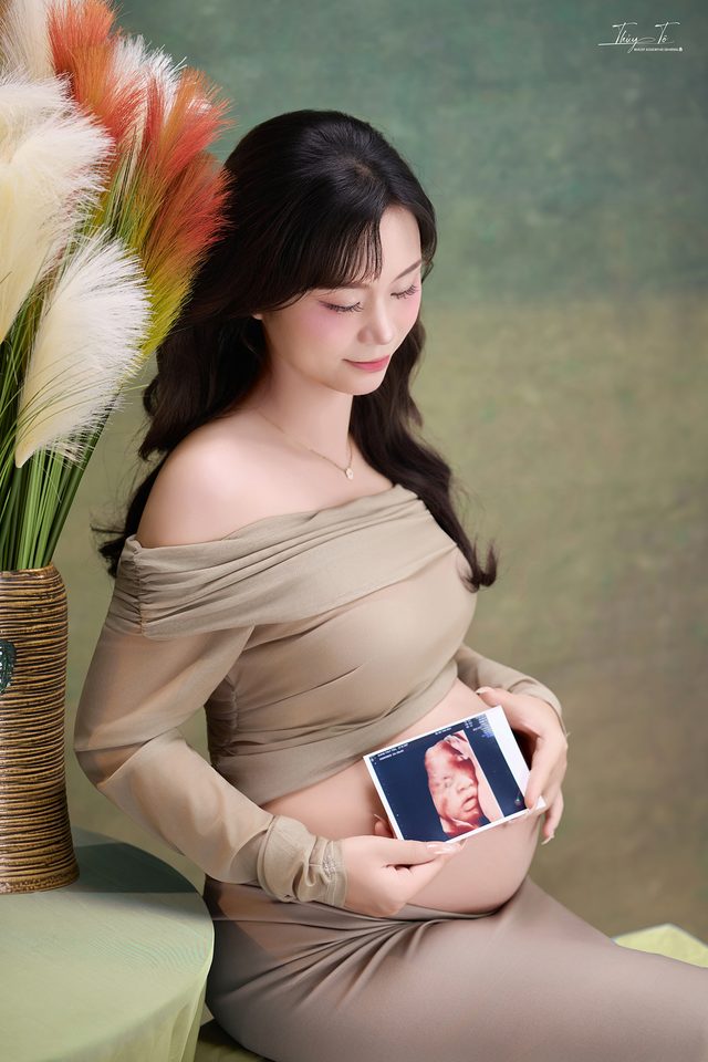 Mom cầm ảnh siêu âm, khung cận bụng