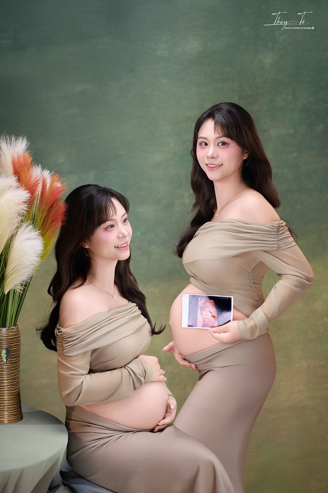 Mom cầm ảnh siêu âm bên bình cỏ lau